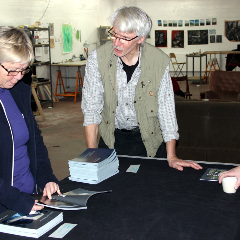 Karl spjallar við gesti Nes listamiðstöðvar um nýju bókina sína, Jardarteiken. Mynd: KSE