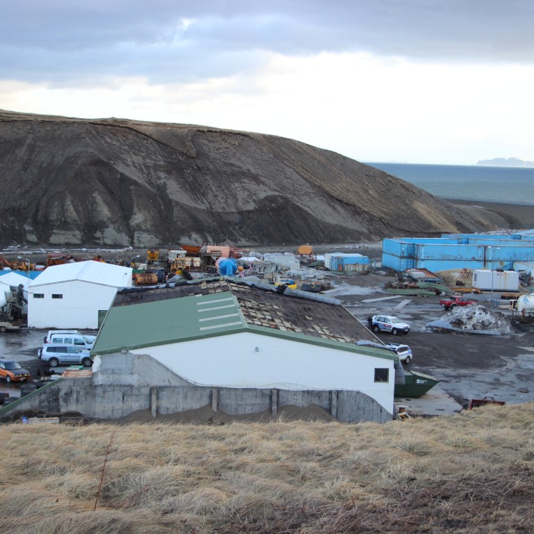 Eins og sjá má vantar þakplötur á meira en helming húsnæðis Steypustöðvarinnar við Skarðseyri á Sauðárkróki. Mynd: Feykir/ KSE
