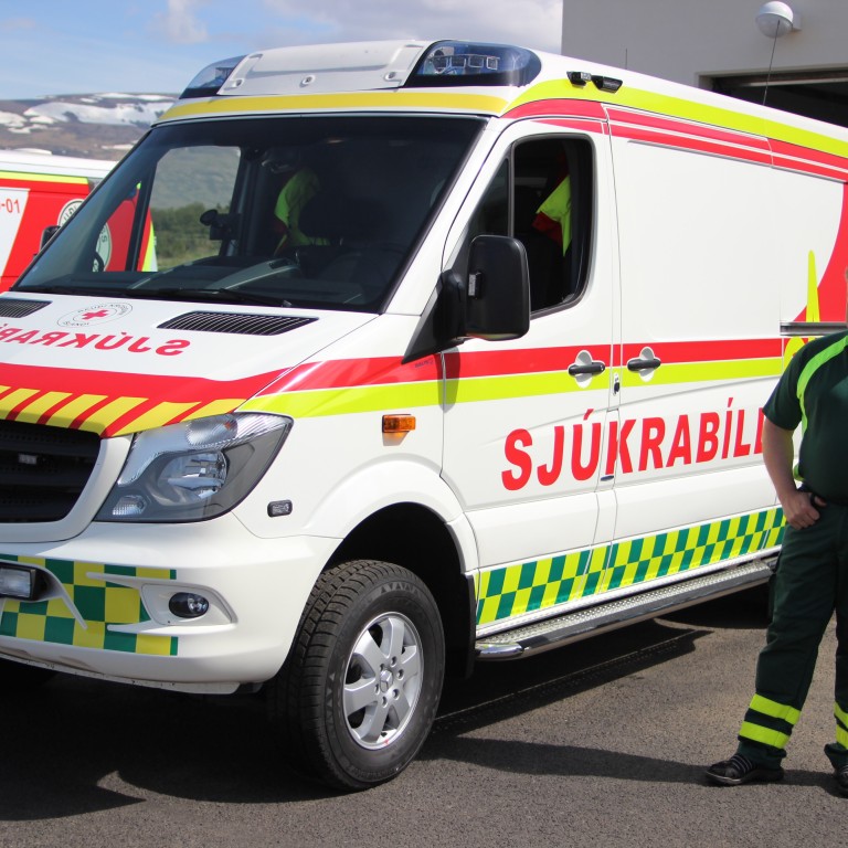 Einar Óli Fossdal við nýja sjúkrabílinn. Mynd: KSE