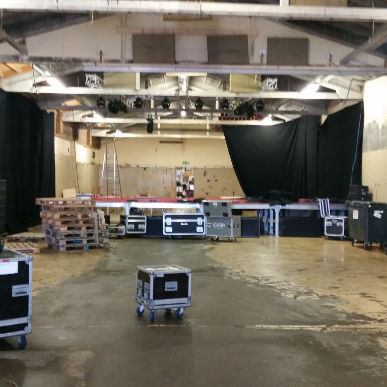 Það er allt að verða klárt fyrir Gæruna, sem að vanda verður haldin í húsakynnum Loðskinns og hefst kl. 20 í kvöld með sólóistakvöldi á Mælifelli. Mynd: KSE