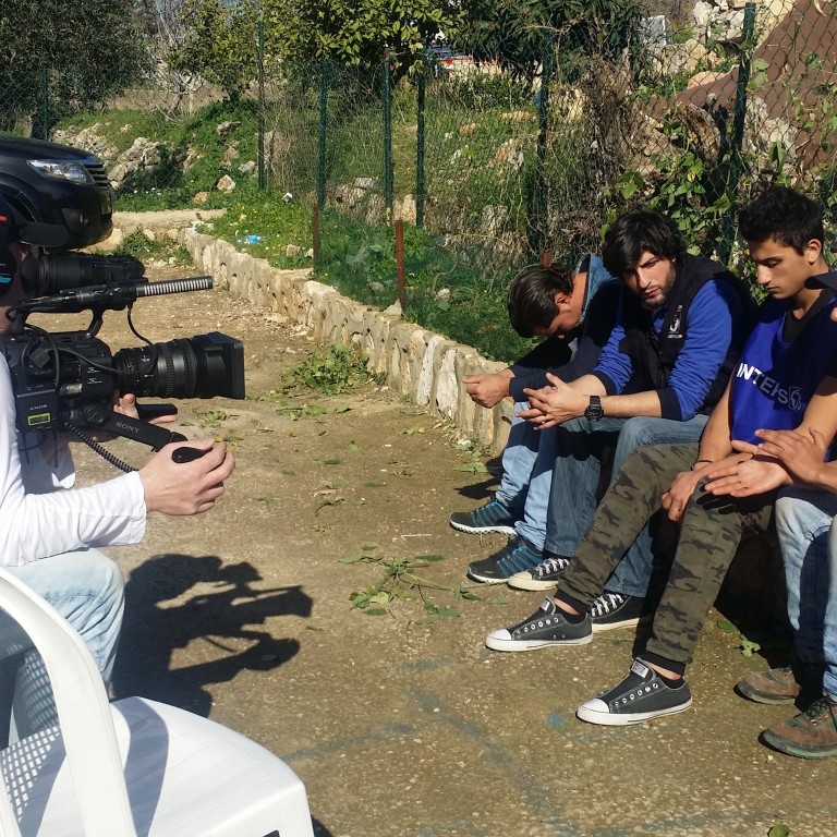 Árni Gunnarsson tekur viðtal við flóttamann (lengst til hægri) og starfsmenn hjálparstofnana. Mynd/Skotta Film.
