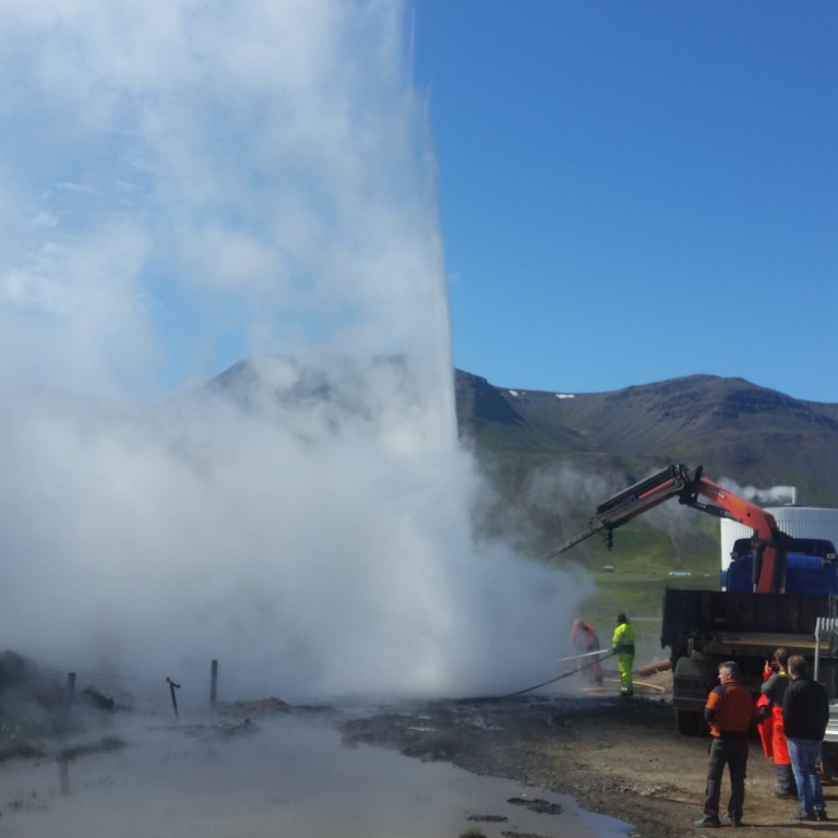 Strókurinn stendur um a.m.k. 20 metra upp í loftið, ef holan er fullopin