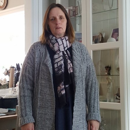 Friðfinna Lilja Símonardóttir í notalegri peysu sem hún prjónaði. Aðsendar myndir.