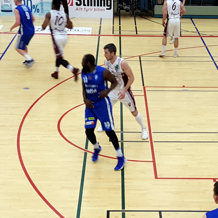 Axel Kára er mikill vinnuþjarkur á vellinum og fáir sem fara fram hjá honum.