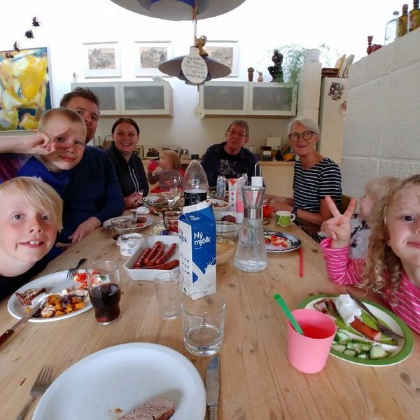 Árni við endann og Ásdís t.h. ásamt hluta stórfjölskyldunnar. Aðsend mynd.