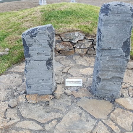 Minnisvarðann vildu núverandi Reynistaðarbræður reisa til minningar um hrakningar þeirra Bjarna og Einars sem urðu úti á Kili snemma vetrar 1780. Það var Guðbrandur Ægir Ásbjörnsson sem hannaði verkið. Myndir PF.