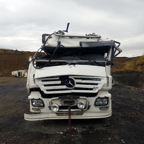 Sem sjá má er bíllinn illa farinn eftir veltuna. Aðsend mynd.