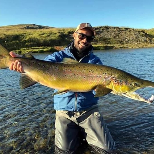 Axel Björn Clausen með stórlaxinn. Mynd:votnogveidi.is