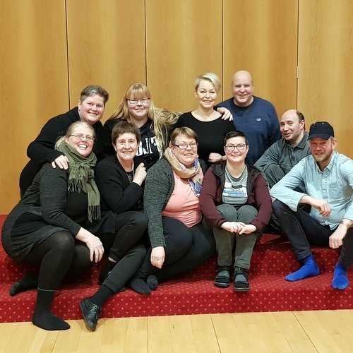 Hluti af galvöskum hópi þeirra félaga í Leikfélagi Hofsóss sem að sýningunni koma ásamt leikstjóra. Mynd: Rakel Árna.