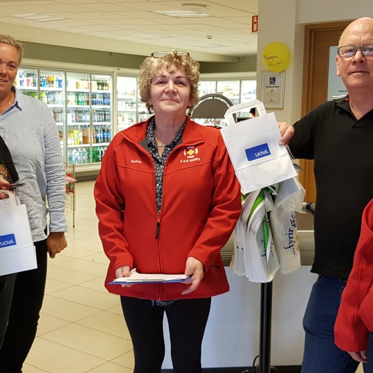 Guðrún Björnsdóttir og Anna Freyja Vilhjálmsdóttir spjölluðu við fólk í KS á Hofsósi og afhentu poka með fræðsluefni og heilræðum. Mynd:FE