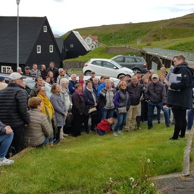 Fjölmenni sótti flesta viðburði hátíðarinnar. Hér leiða þær Sólborg Una Pálsdóttir og Guðný Zoëga sögurölt niðri í Stað. Myndir:FE