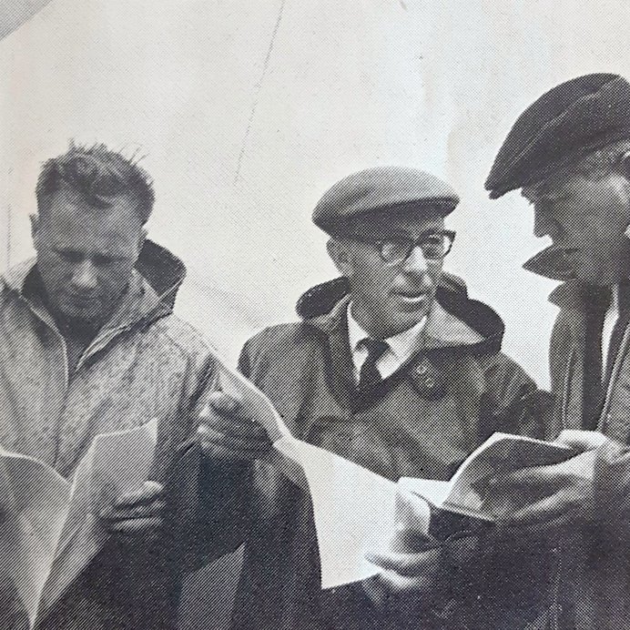 Gæðingadómnefnd landsmótsins á Hólum 1966 að störfum. Frá vinstri talið: Steinbjörn Jónsson, Steinþór Gestsson og Haraldur Sveinsson. Ljm. óþekktur.