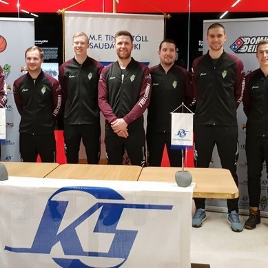 Hinn þétti kjarni heimamanna sem skrifað hefur undir samning við körfuknattleiksdeild Tindastóls til æstu tveggja ára ásamt formanni deildarinnar. Mynd: PF.