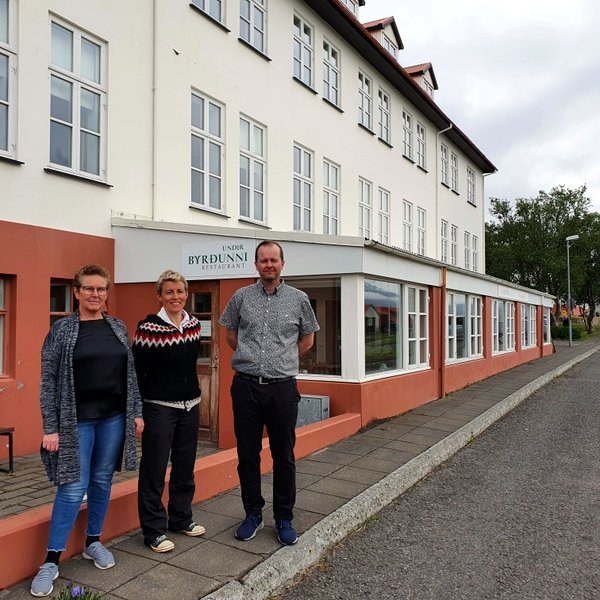 Á myndinni eru frá vinstri Hrönn Jónsdóttir og Christine Hellwig f.h. Kvenfélags Hólahrepps og Gústaf Gústafsson hjá Hjaltadal ferðaþjónustu. Aðsend mynd.