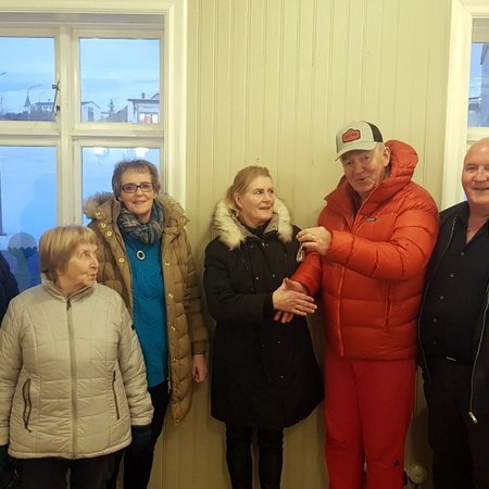 Halldór Hreinsson afhendir fulltrúum stjórnar Félags eldri borgara í Húnaþingi vestra lyklavöld að gamla verslunarhúsnæði Sigurðar Pálmasonar.  Aðsendar myndir.