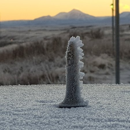 Nálin á hringsjánni á Nöfum stendur sína plikt þrátt fyrir að kulda og hrím. Myndir: PF.