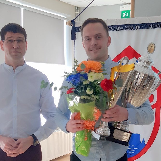 Gunnar Þór Gestsson, formaður UMSS, afhendir íþróttamanni UMSS, Ísaki Óla Traustasyni, viðurkenningar og blómvönd. Myndir: Þorvaldur Gröndal.