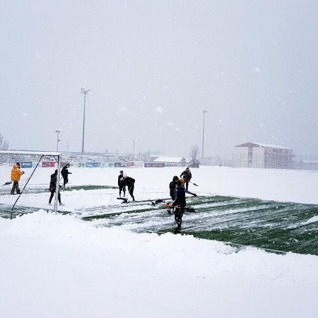 Það leit ekki sérstaklega vel út tveimur og hálfum tíma fyrir leik Tindastóls og Stjörnunnar að hann gæti farið fram sökum fannfergis. En strákarnir í meistaraflokki sögðust gera allt fyrir stelpurnar og hófu að moka af krafti. Mynd: PF.