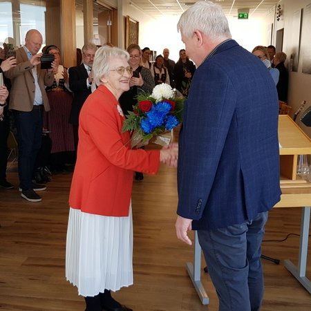 Helga Bjarnadóttir tekur við Samfélagsverðlaunum úr hendi Gunnsteins Björnssonar, formanns atvinnu, menningar og kynningarnefndar Svf. Skagafjarðar. Myndir PF.