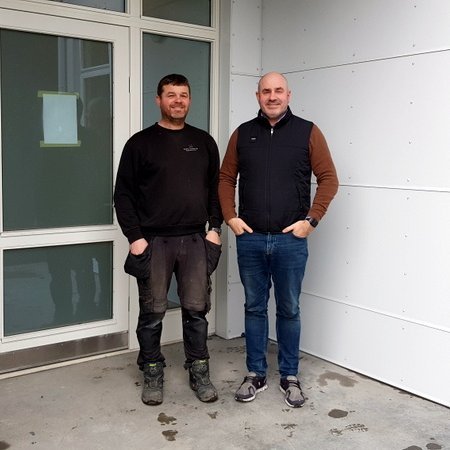 Ari Freyr Ólafsson, yfirsmiður, og Júlíus Jóhannsson, fateignasali, fyrir utan gamla innganginn í barnaskólann. Nú hefur húsið fengið nýtt hlutverk og er allt hið glæsilegasta. Mynd: PF.