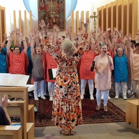 Það var sannarlega glaumur og gleði á tónleikum Kvennakórsins Sóldísar í Corpus Domini kirkjunni í Bolzano, þeim fyrstu utan landsteinanna. Reyndar var gleði allsráðandi alla ferðina og verður lengi í minnum haft. Myndir: PF.