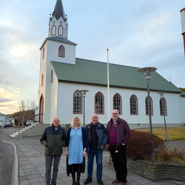 Ingimar Jóhannsson formaður sóknarnefndar, sr. Sigríður Gunnarsdóttir sóknarprestur, Rögnvaldur Valbergsson organisti og Davíð Jóhannsson formaður Kirkjukórs Sauðárkróks. Mynd: PF. Aðrar myndir eru fengnar úr bókinni Sauðárkrókskirkja og formæður hennar.