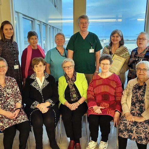 Við afhendingu gjafabréfsins. Aftari röð f.v. Bryndís Lilja Hallsdóttir mannauðsstjóri, Ragna Jóhannsdóttir, Guðbjörg Árnadóttir deildarstjóri, Þorsteinn Þorsteinsson yfirlæknir, Kristrún Snjólfsdóttir og Sigurdríf Jónatansdóttir. Neðri röð: Helga Haraldsdóttir, Gíslína Helgadóttir, Engilráð M. Sigurðardóttir, Steinunn Hjartardóttir og Jóna B. Heiðdal. Hægra megin má líta tækin sem fólst í gjöf Hannesar til sjúkrahússins. Mynd: PF.