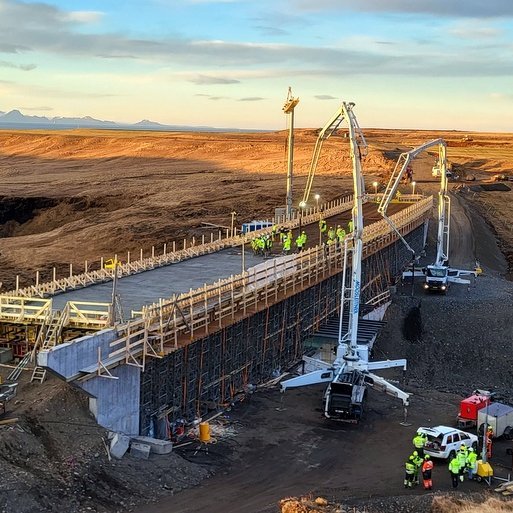 Ellefu steypubílar óku rúmlega 800 rúmmetrum af steypu í dekkið á nýju brúnni yfir Laxá í Refasveit í allan gærdag og fram á morgun eða í 22 tíma alls. Fjöldi manns komu að verkinu og sjá má á myndinni að margir lögðu hönd a plóg á brúnni og eru þá margir ótaldir sem annars staðar unnu sín verk. Myndir PF.