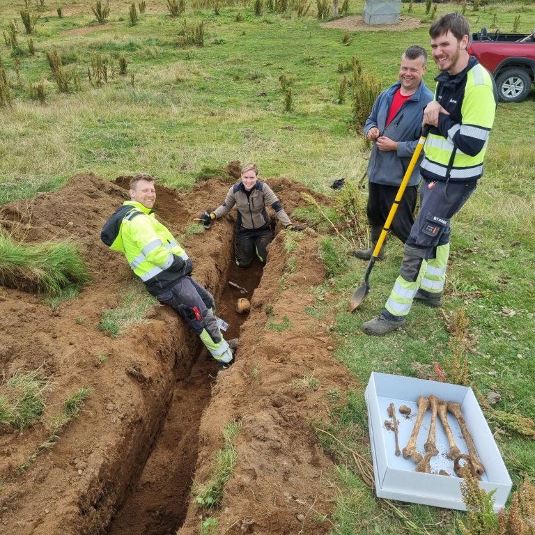 Ásta Hermannsdóttir, fornleifafræðingur hjá Byggðasafni Skagfirðinga ásamt starfsmönnum RARIK og Jóni bónda á Hóli. Mynd: Guðmundur Stefán Sigurðsson