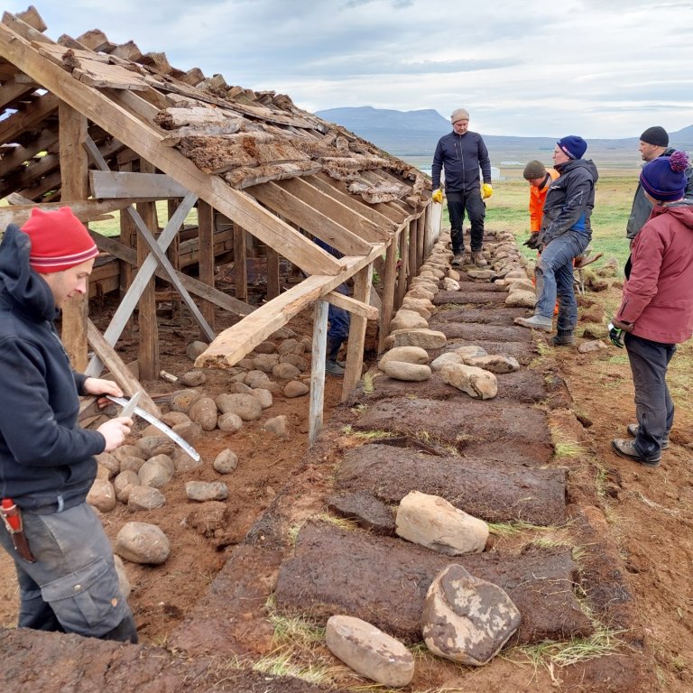 Tekið til hendinni í Fornverkaskólanum. MYND AÐSEND