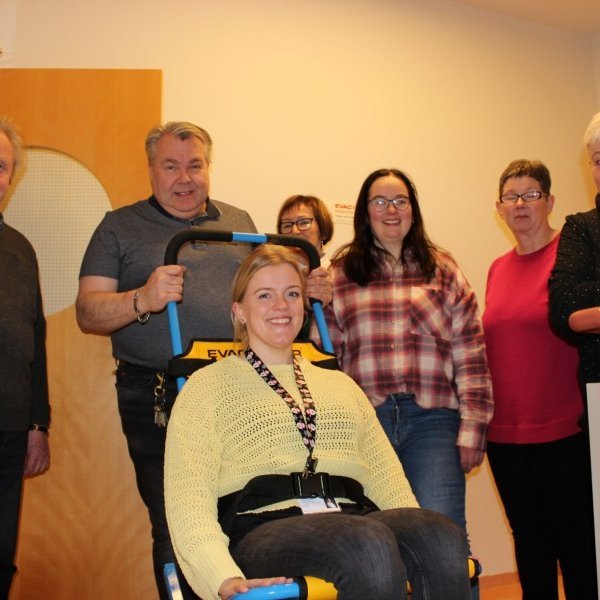 Einar sýnir gestum hvernig stólinn virkar. Mynd: Hlynur Tryggvason