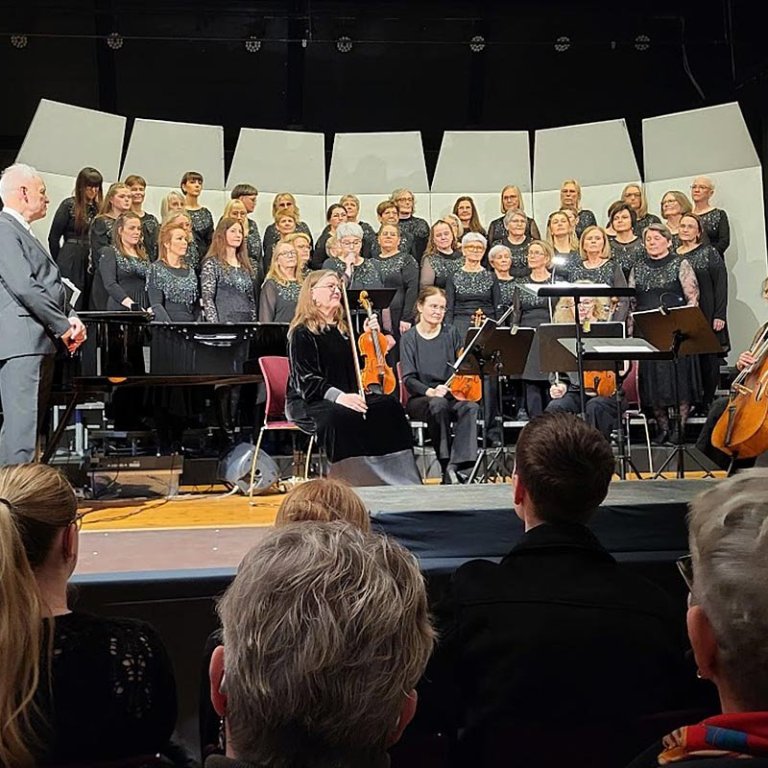 Kvennakórinn Sóldís ásamt hljóðfæraleikurum sem fram komu með kórnum. MYNDIR: PALLI FRIÐRIKS