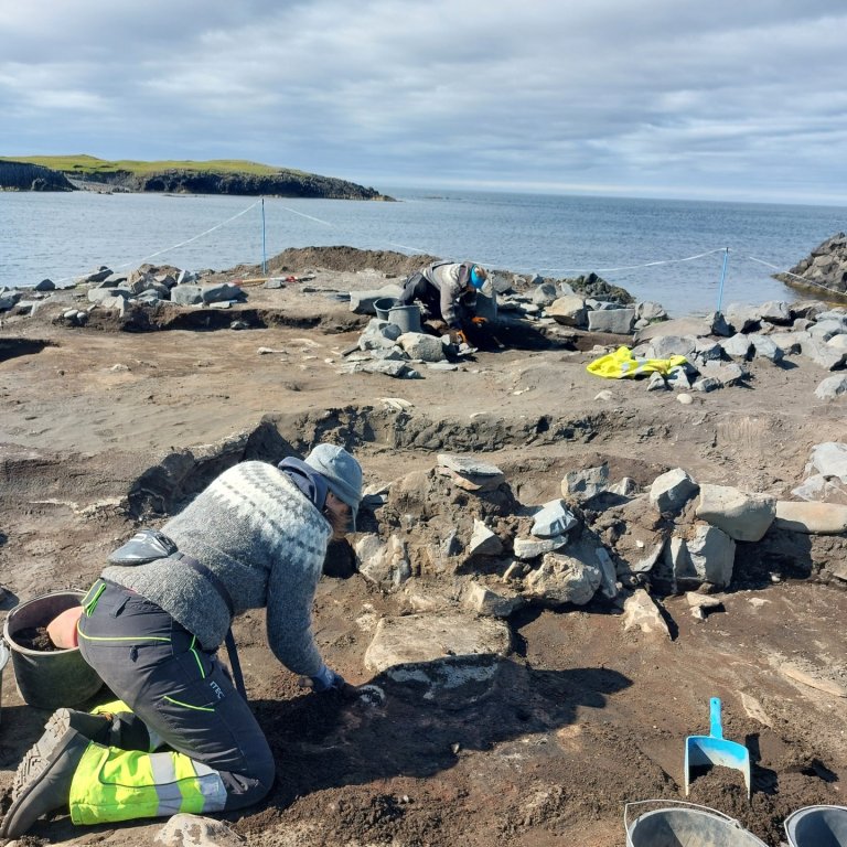 Lísabet Guðmundsdóttir og Snædís Sunna Thorlacius einbeittar við uppgröftinn á góðviðrisdegi. MYNDIR: Byggðasafn Skagfirðinga