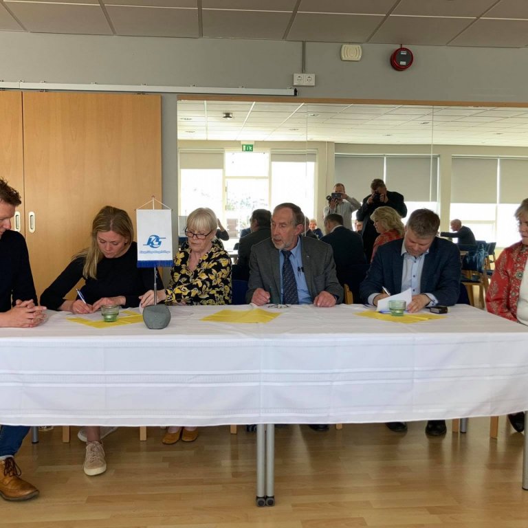 Við undiritun í dag. Mynd: SMH