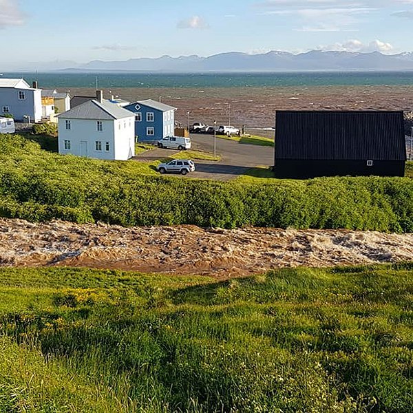 Hofsáin streymir mórauð niður í Skagafjörðinn. MYNDIR: FE