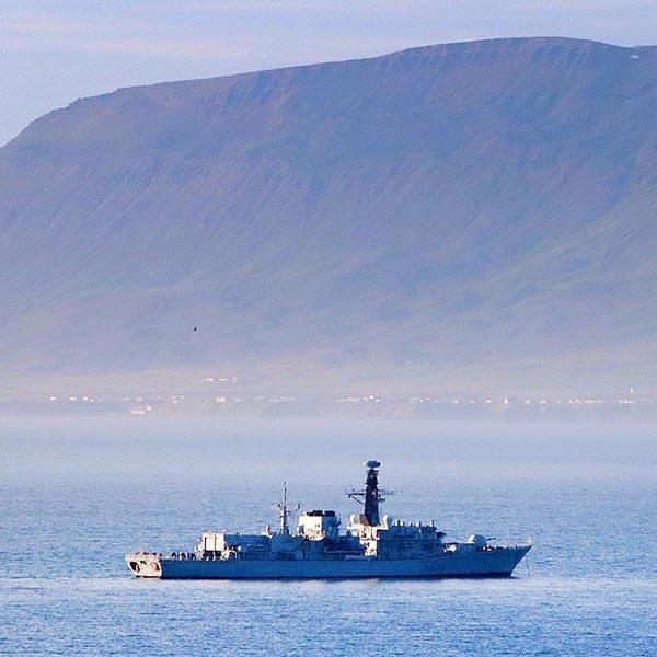 HMS Northumberland með Hofsós í bakgrunni. MYNDIR: ÓAB