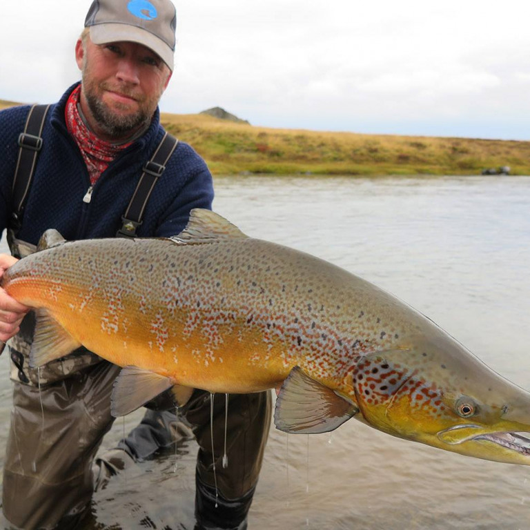 Nils Folmer Jorgensen með „þann litla“ sem hann náði í Víðidalsá. Hann mældist 106 sm langur og 56 sm um sig. MYND: JÓHANN HAFNFJÖRÐ RAFNSSON