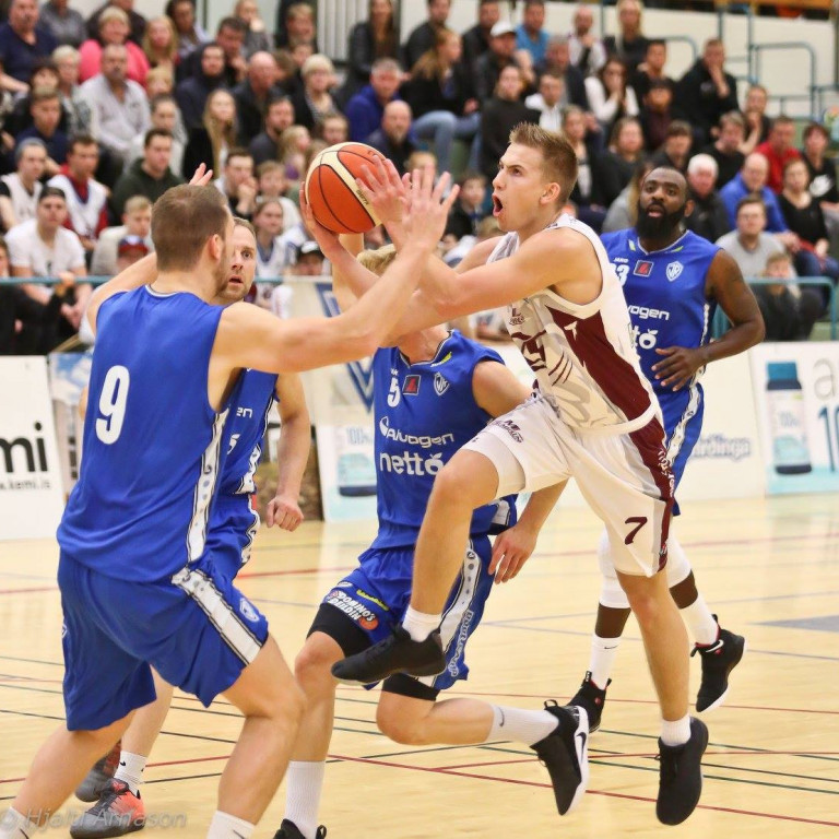 Pétur í baráttu við ÍR-inga í Síkinu fyrr í vetur.  MYND: HJALTI ÁRNA