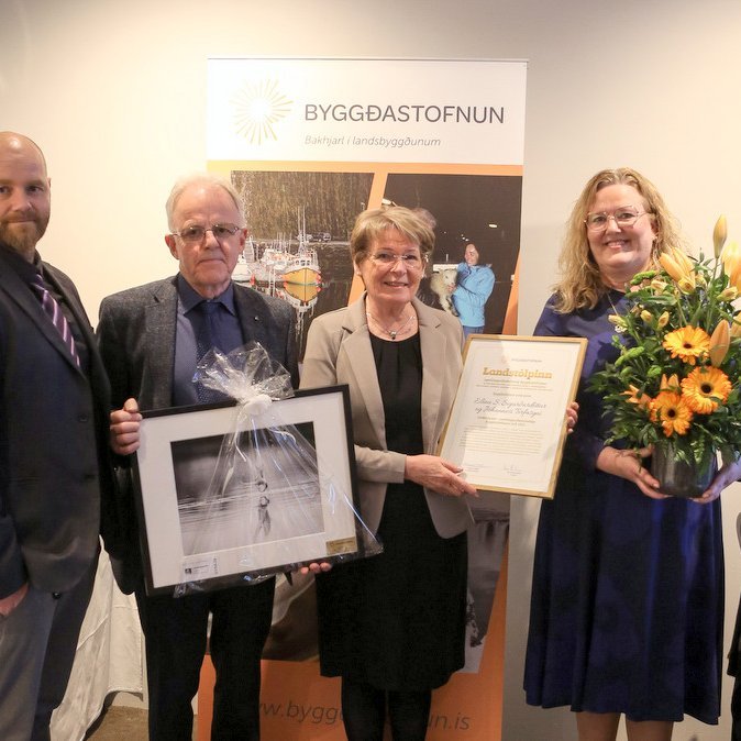Landstólpann í ár hlutu hjónin Elín S. Sigurðardóttir og Jóhannes Torfason. Hér eru þau ásamt sérfræðingum Byggðastofnunar, Helgu Harðardóttur og Andra Þór Árnasyni. Mynd: Byggðastofnun.is.