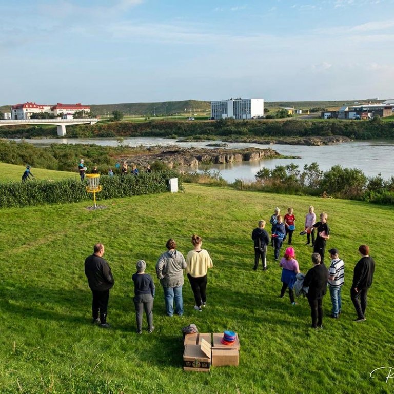 Vígslugestir láta reyna á færni sína í Frisbígolfi eða svokölluðu folfi. MYNDIR: RÓBERT DANÍEL