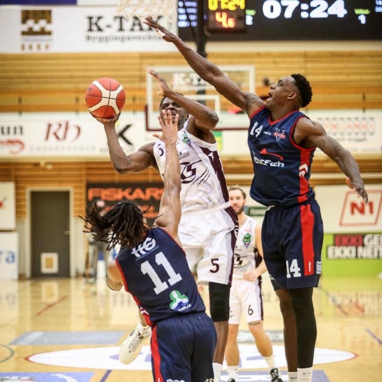 Taiwo Badmus sækir að körfu Ísfirðinga í gærkvöldi. MYND: HJALTI ÁRNA