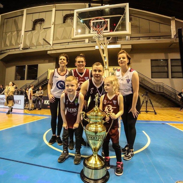 Helgi Freyr Margeirsson ásamt sínum al dyggustu stuðningsmönnum með Maltbikarinn góða. MYND: HJALTI ÁRNA