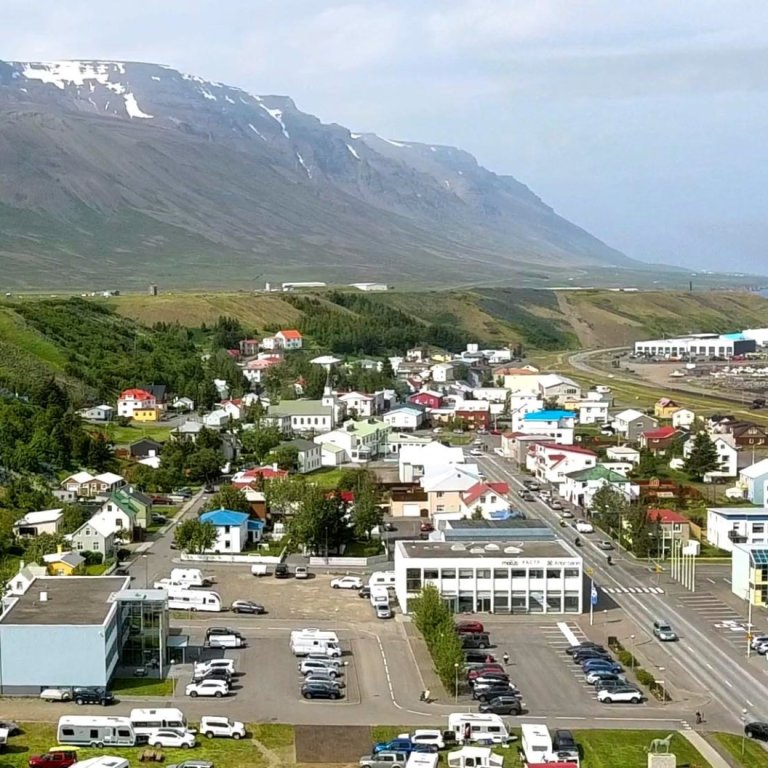 Séð yfir gamla bæinn á Sauðárkróki þar sem sumir hafa séð fyrir sér að reisa hótel. Flæðarnar og Bílaverkstæðisreiturinn hafa verið nefnd til sögunnar sem heppileg staðsetning fyrir hótel en skiptar skoðanir hafa verið um það. MYND: JAP