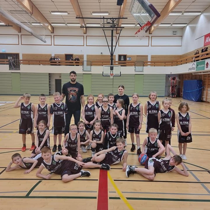 Hluti af Tindastólskeppendum sem sprikkluðu í Síkinu um helgina. MYND: HELGI FREYR MARGEIRSSON.