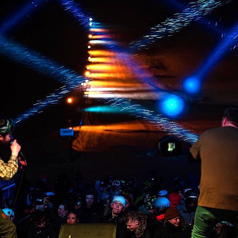 Arnar og Helgi (Úlfur Úlfur) í stuði og skíðabrekkan í baksýn. MYNDIR: @solstefphography