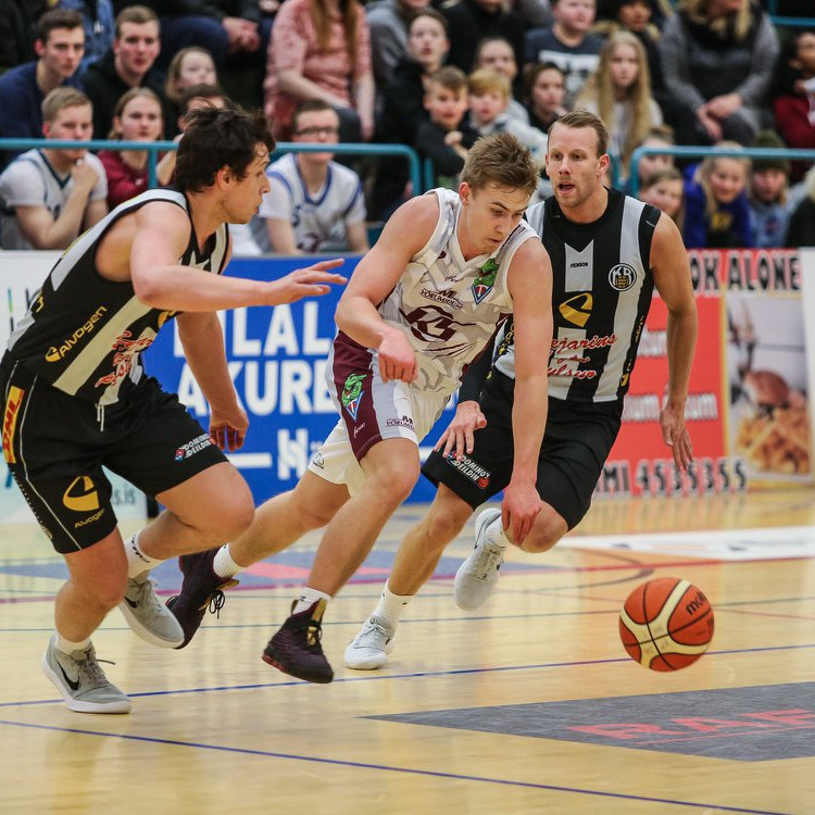 Pétur brýst í gegnum vörn KR. MYND: HJALTI ÁRNA