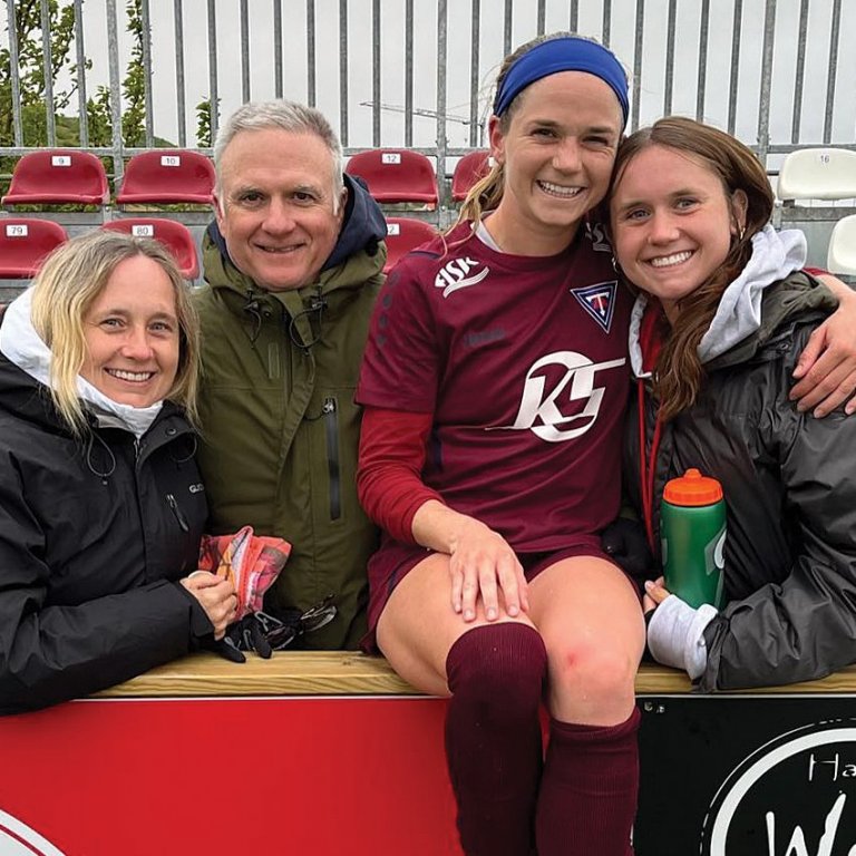 Hannah Jane Cade í faðmi fjölskyldunnar. MYND AF FB