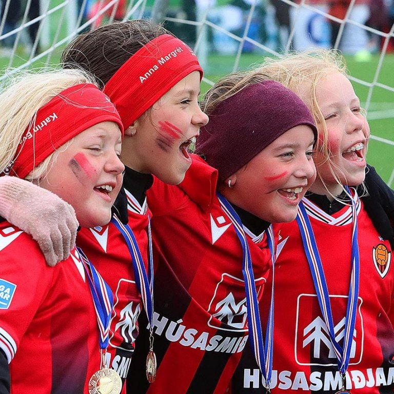 Glaðbeittar Víkingsstúlkur að loknum síðasta leik sínum á mótinu en allir þátttakendur fengu medalíu. MYNDIR: ÓAB