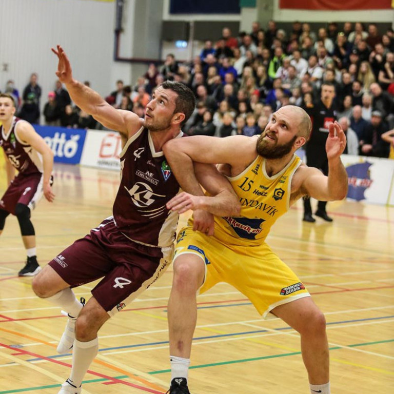 Axel og Siggi Þorsteins stíga dans í Mustad-höllinni. Axel var á eldi og kældi sig niður með fernu af ískaldri Nýmjólk og samloku að leik loknum.  MYND: HJALTI ÁRNA