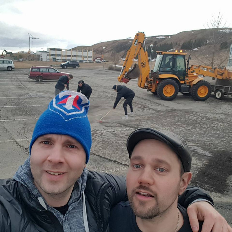 Helgi Margeirs og Ingólfur stjórnarmaður í forgrunni. Stólar munda sópana í bakgrunni. MYND AF FB-SÍÐU HELGA